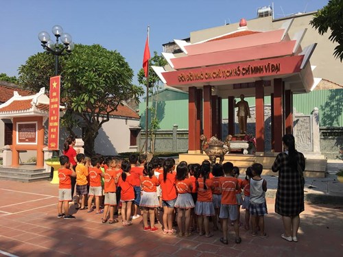   Sáng ngày 02/10/2018, Trường mầm non Việt Hưng tổ chức cho trẻ Khối MGL đi tham quan Đài tưởng niệm Bác Hồ.