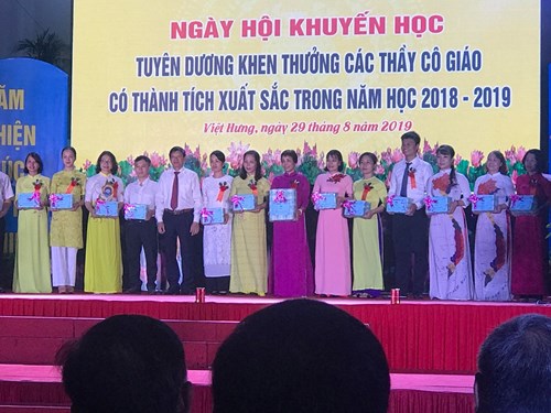 Đồng chí Nguyễn Thị Nhàn, Đinh Thị Minh Phương được tuyên dương trong ngày hội khuyến học phường Việt Hưng
