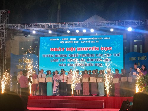 Trường mầm non Việt Hưng được khen thưởng vì có thành tích xuất sắc trong phong trào khuyến học của Phường Việt Hưng