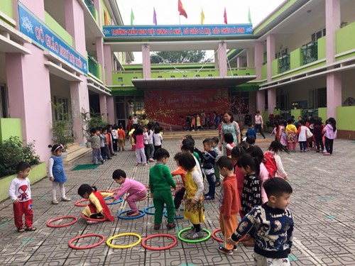 Trường mầm non Việt Hưng tổ chức Liên hoan chúng cháu vui khỏe  - liên hoan các trò chơi dân gian và hát dân ca năm học 2017-2018.