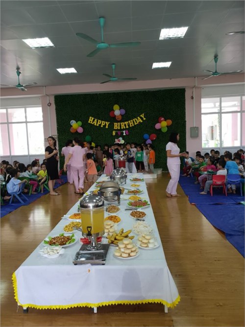 Tiệc buffet mừng sinh nhật các bé trong tháng 8,9,10 của trường mầm non Việt Hưng.