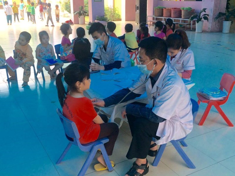 Trường mầm non Việt Hưng tổ chức khám sức khỏe định kỳ lần thứ 2 cho trẻ.