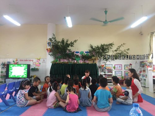 Các bạn nhỏ lớp MGL A5 trường mầm non Việt Hưng tích cực trong hoat động LQVH : Truyện   Bông hoa cúc trắng .
