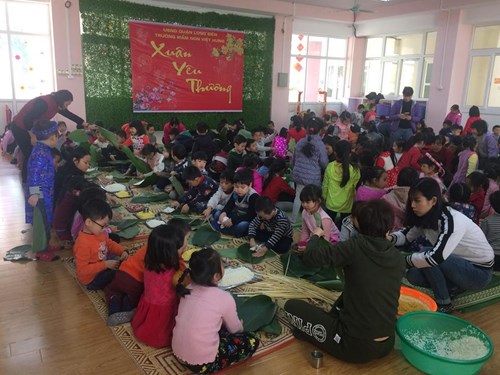Trường mầm non Việt Hưng tổ chức cho trẻ tập gói bánh chưng