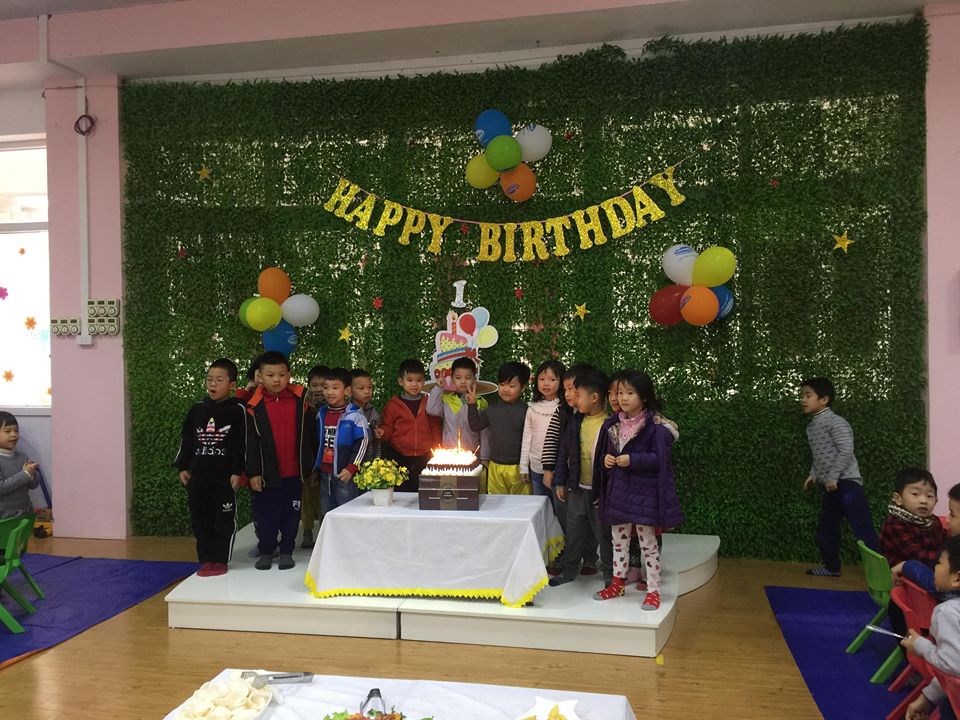 Bữa tiệc buffet chào mừng sinh nhật các bạn trong tháng 1/2018 của trường mầm non Việt Hưng.