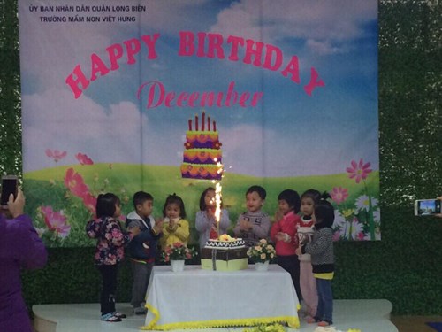 Không khí vui tươi, hào hứng chào mừng sinh nhật  tháng 12 của các bạn nhỏ trường mầm non Việt Hưng.