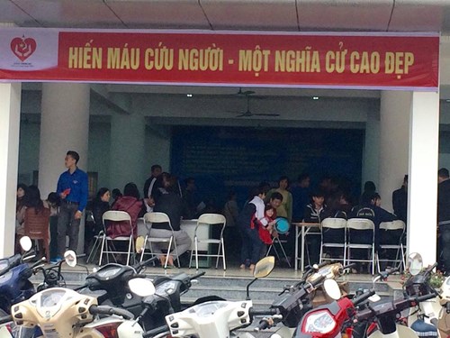 Cán bộ, giáo viên, nhân viên trường mầm non Việt Hưng tham gia hiến máu nhân đạo.