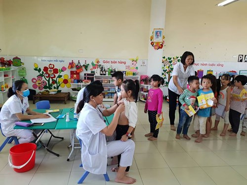 Trường mầm non Việt Hưng phối hợp với Trạm y tế phường Việt Hưng tổ chức khám sức khỏe định kỳ lần 1cho trẻ năm học 2018-2019.