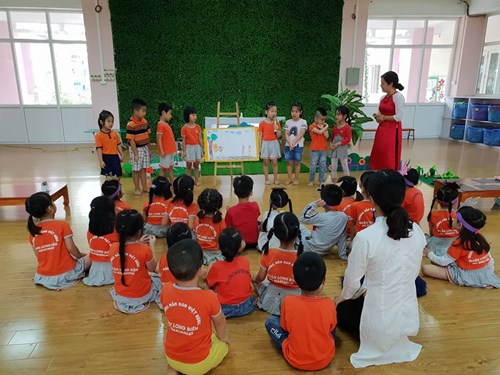 Hội thi GVNV giỏi cấp trường-Cô giáo Nguyễn  Thị Thương và các bé lớp MGL A1 trong HĐ LQVH   Truyên: Chó sói và hai chú dê non .