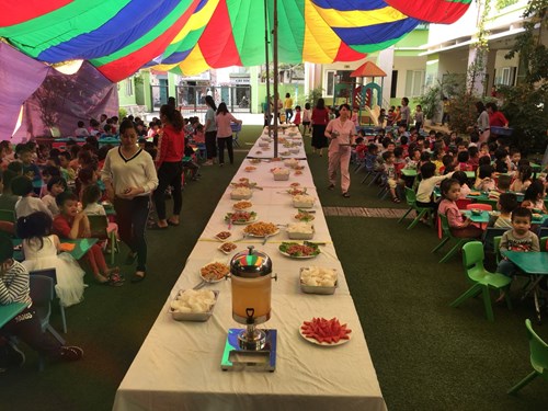 Tiệc buffet của các bạn nhỏ  đón chào Lễ Noen 2020 tại Trường MN Việt Hưng.
