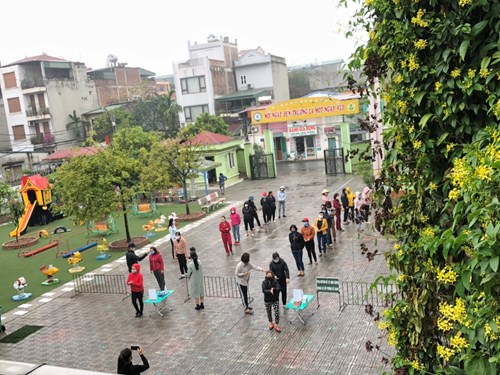 Công tác chuẩn bị đón học sinh đi học trở lại trường sau thời gian nghỉ chống dịch Covid -19 của trường MN Việt Hưng.