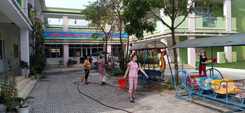 CBGVNV Trường MN Việt Hưng tiếp tục thực hiện công tác tổng vệ sinh, khử khuẩn môi trường lớp học lần 5 phòng, chống dịch viêm đường hô hấp cấp do Covid-19 gây ra.
