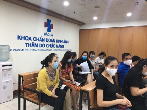 CBGVNV Trường MN Việt Hưng thực hiện khám sức khỏe định kỳ theo năm học nhằm thực hiện tốt công tác CSGD trẻ năm học 2020-2021.