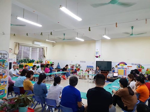 Buổi họp PHHS đầu năm học 2018-2019 diễn ra tại 15 lớp học  của trường mầm non Việt Hưng.