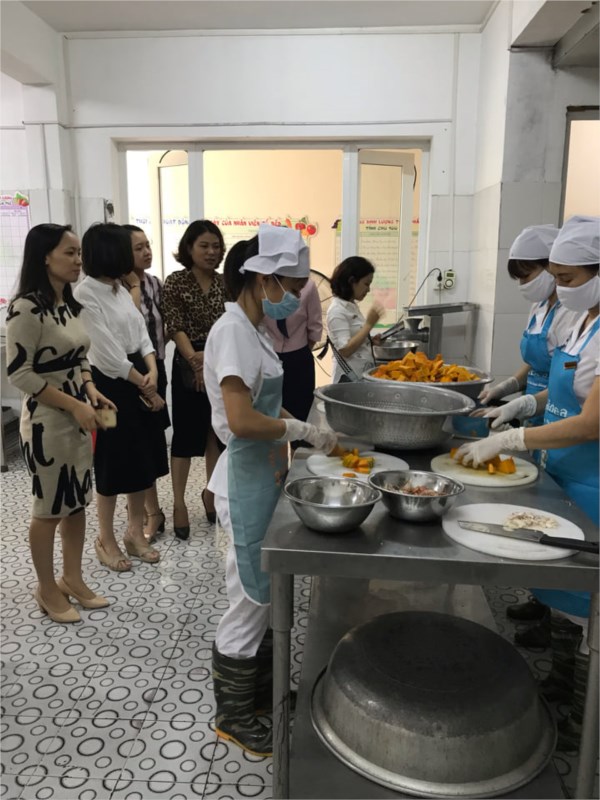 Ban đại diện PHHS nhà trường năm học 2018-2019 tham dự công tác đảm bảo vệ sinh an toàn thực phẩm cho trẻ tại nhà trường.