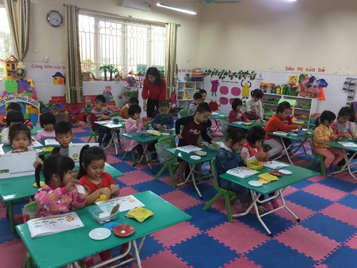 Giờ học tạo hình bổ ích   Dán hoa tặng mẹ  của các bé lớp MGN B2 trường mầm non Việt Hưng.