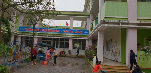 CBGVNV Trường MN Việt Hưng thực hiện công tác tổng vệ sinh, khử khuẩn môi trường lớp học lần 4 phòng, chống dịch viêm đường hô hấp cấp do Covid-19 gây ra.