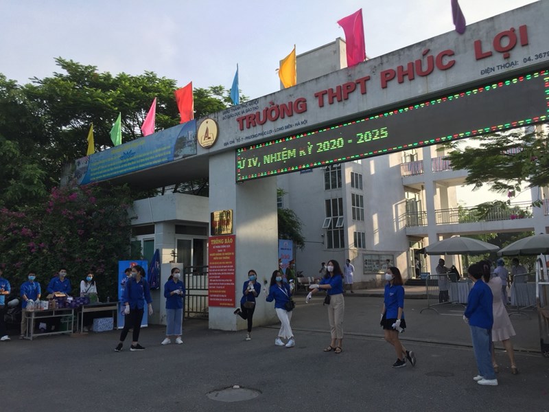 Kết thúc kì thi tốt nghiệp THPT năm 2020, các điểm thi  tại quận Long Biên diễn ra nghiêm túc, an toàn.