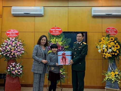 Trường Tiểu học Ái Mộ A tổ chức thăm hỏi, chúc mừng đơn vị quân đội nhân kỉ niệm 70 năm ngày thành lập Quân đội nhân dân Việt Nam