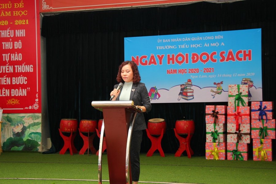 Đ/c: Nguyễn Thị Bích Huyền Bí thư chi bộ - Hiệu trưởng nhà trường lên phát biểu khai mạc hội thi