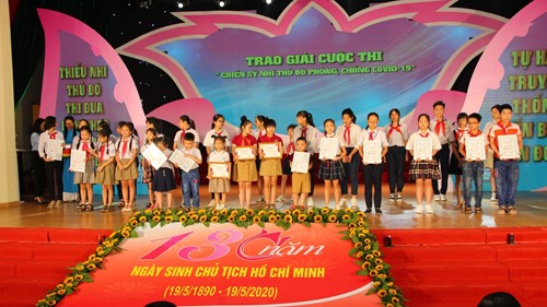 Học sinh trường Tiểu học Ái Mộ A tại lễ trao giải  cuộc thi “Chiến sĩ nhí phòng chống covid 19”