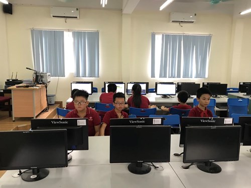 Học sinh trường Tiểu học Ái Mộ A tham gia dự thi giải toán qua mạng Violympic cấp Quốc gia