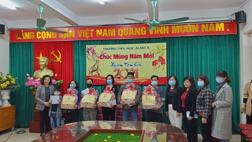 Trường Tiểu học Ái Mộ A tổ chức tặng quà cho học sinh có hoàn cảnh khó khăn, gia đình chính sách nhân dịp Tết nguyên đán Tân Sửu