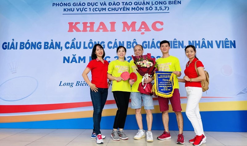 Trường Tiểu học Ái Mộ A tham gia và đạt giải cao trong Ngày khai mạc Giải bóng bàn, cầu lông dành cho cán bộ, giáo viên, nhân viên năm học 2022 -2023