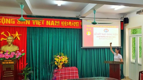 Trường Tiểu học Ái Mộ A tổ chức kết nạp Đảng viên mới