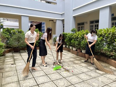 Trường Tiểu học Ái Mộ A tổ chức phun thuốc muỗi phòng chống bệnh Sốt xuất huyết