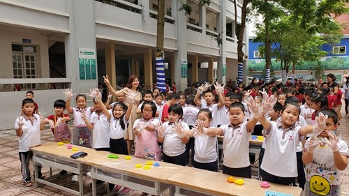 Trường Tiểu học Ái Mộ A tổ chức cho học sinh làm bánh Trung thu