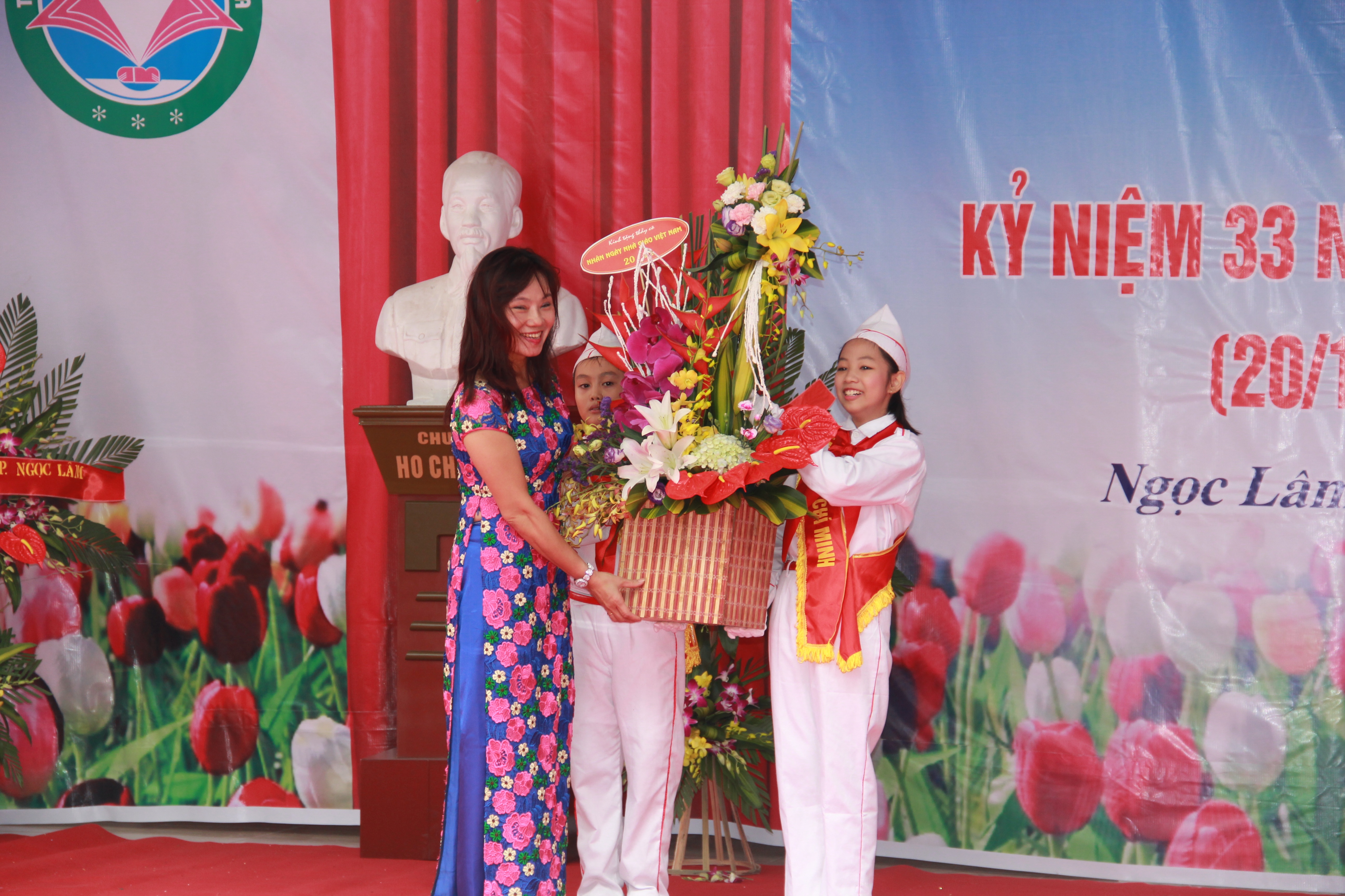 Học sinh Nguyễn Thu Phương - lớp 5A đại diện học sinh tặng hoa các thầy cô nhân Ngày Nhà giáo Việt Nam