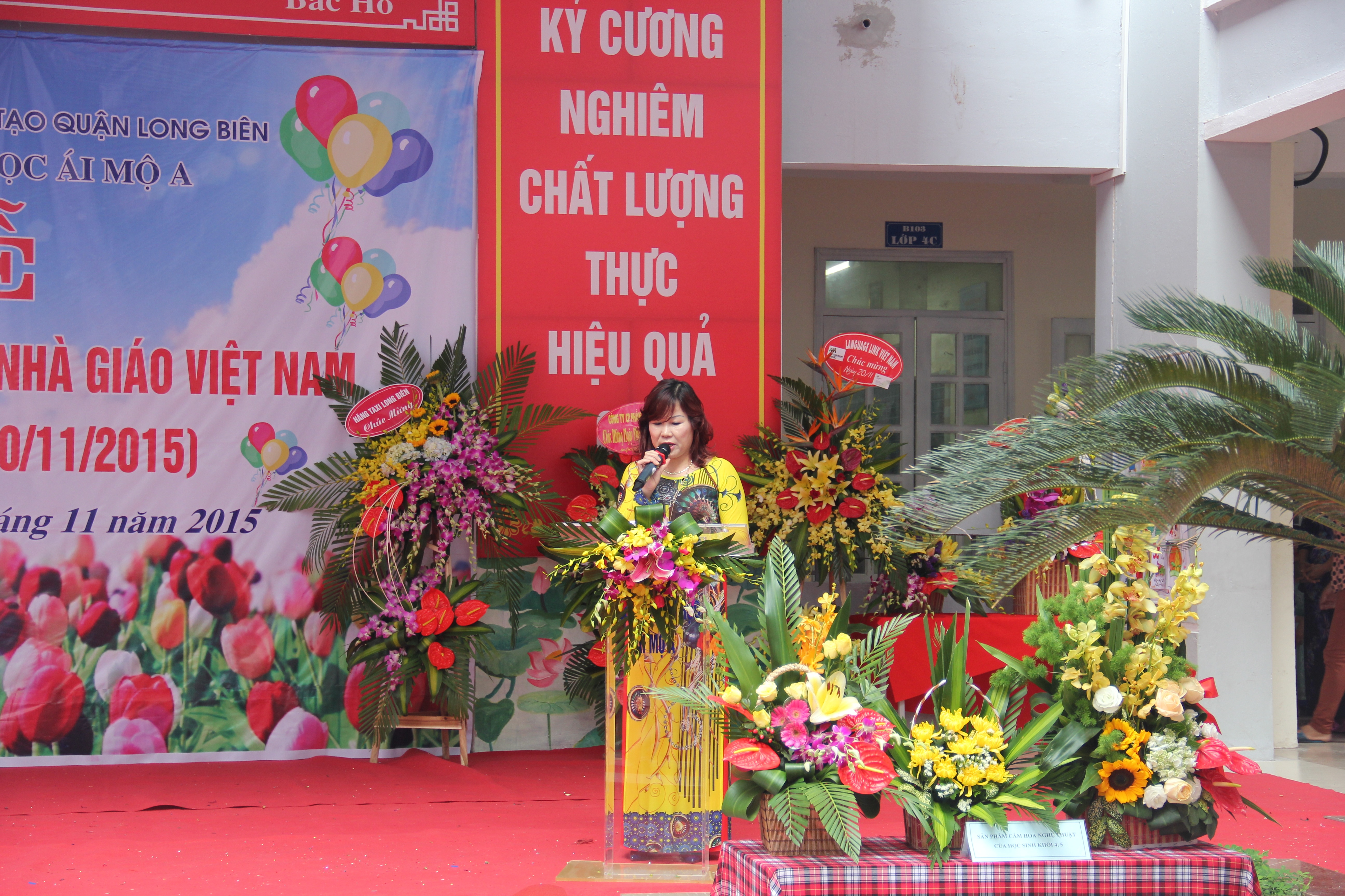 Cô Phùng Thị Hoa Thơm - Chủ tịch Công đoàn phát biểu trong ngày Lễ kỷ niệm ngày 20/11