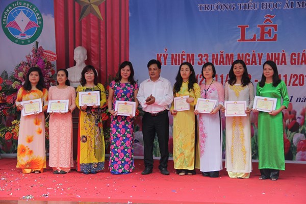Đồng chí Hoàng Mạnh Cường - chủ tịch HĐND trao giấy chứng nhận chiến sĩ thi đua cấp cơ sở và sáng kiến kinh nghiệm cấp thành phố năm học 2014-201