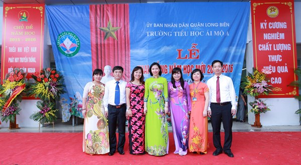 Đồng chí Vũ Thu Hà - UVBTV - Phó chủ thịch UBND Quận đến thăm, động viên thầy và trò nhân dịp khai giảng năm học mới