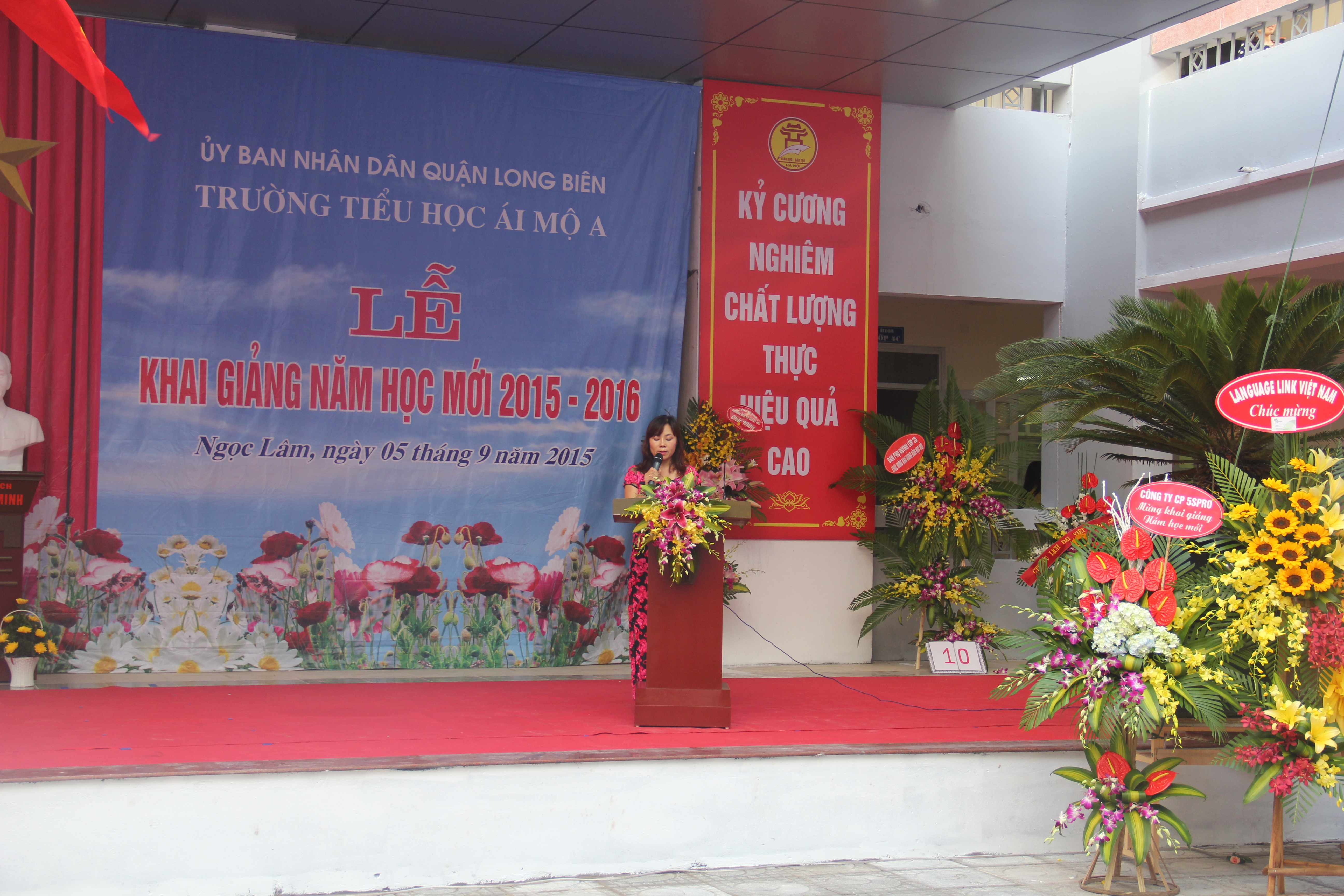 Cô Nguyễn Thị Bích Huyền - Bí thư chi bộ, Hiệu trưởng nhà trường đọc diễn văn khai giảng năm học mới