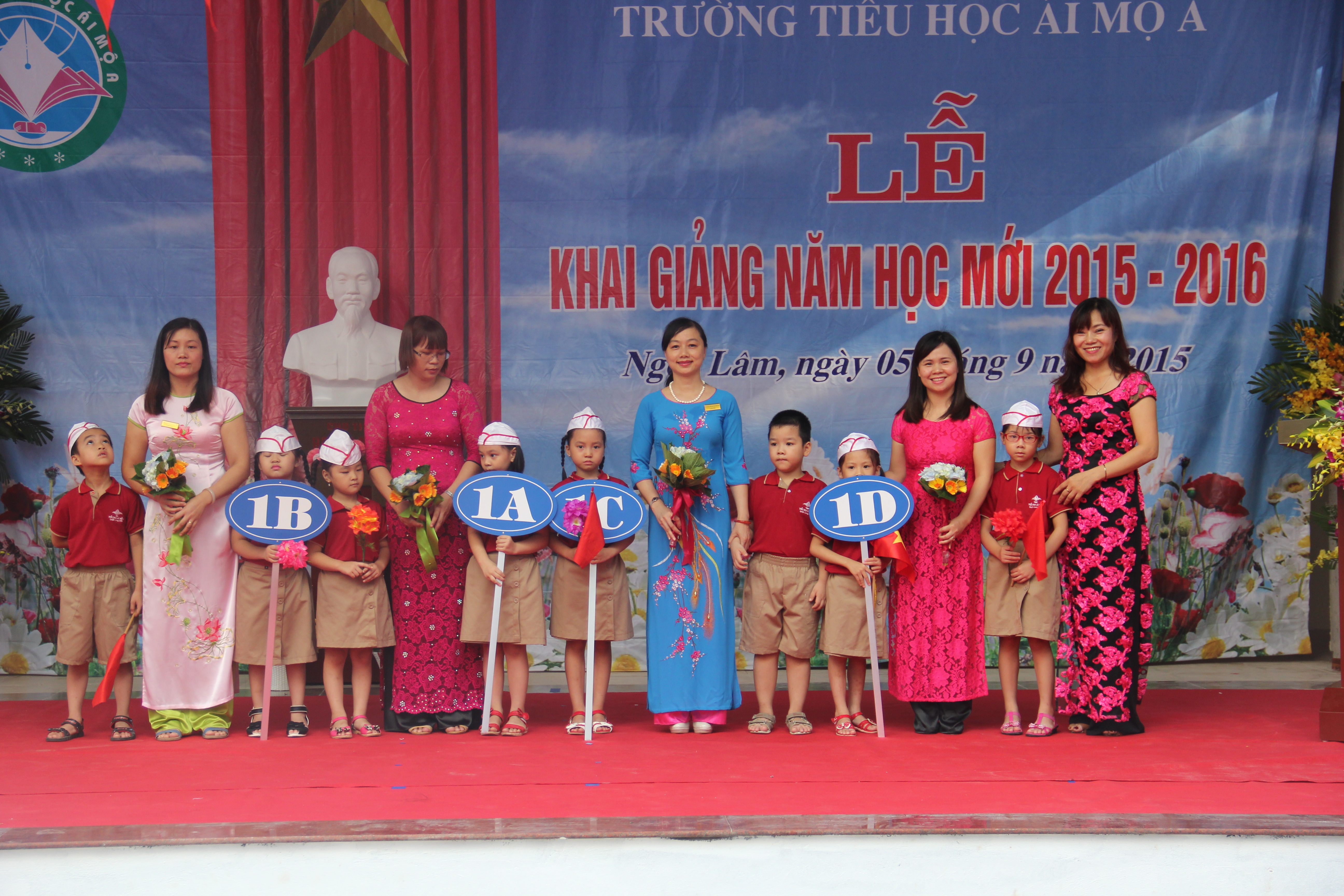 Cô Nguyễn Thị Bích Huyền trao biển lớp 1 cho giáo viên chủ nhiệm