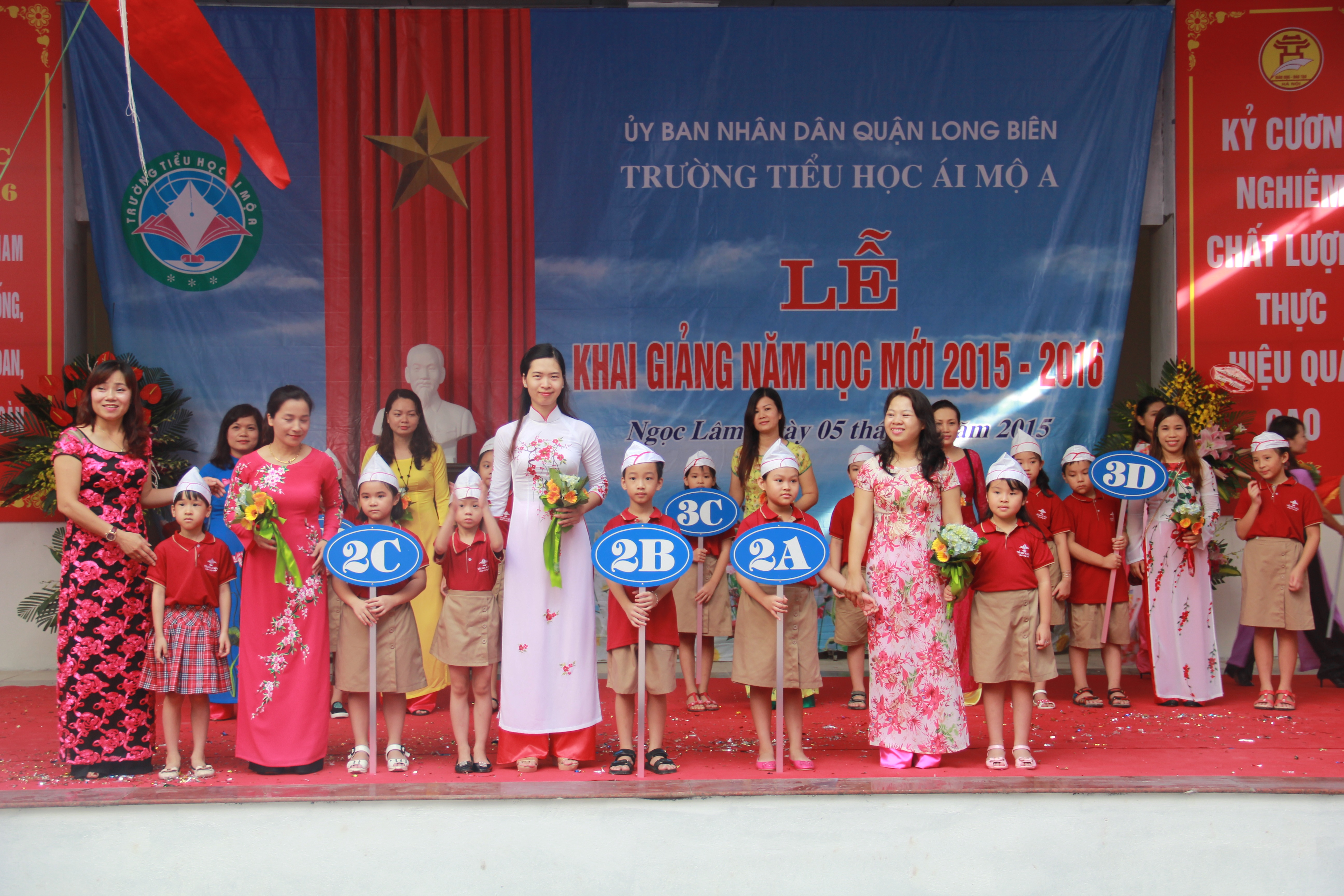 Cô Nguyễn Thị Bích Huyền trao biển lớp 2 và lớp 3 cho giáo viên chủ nhiệm
