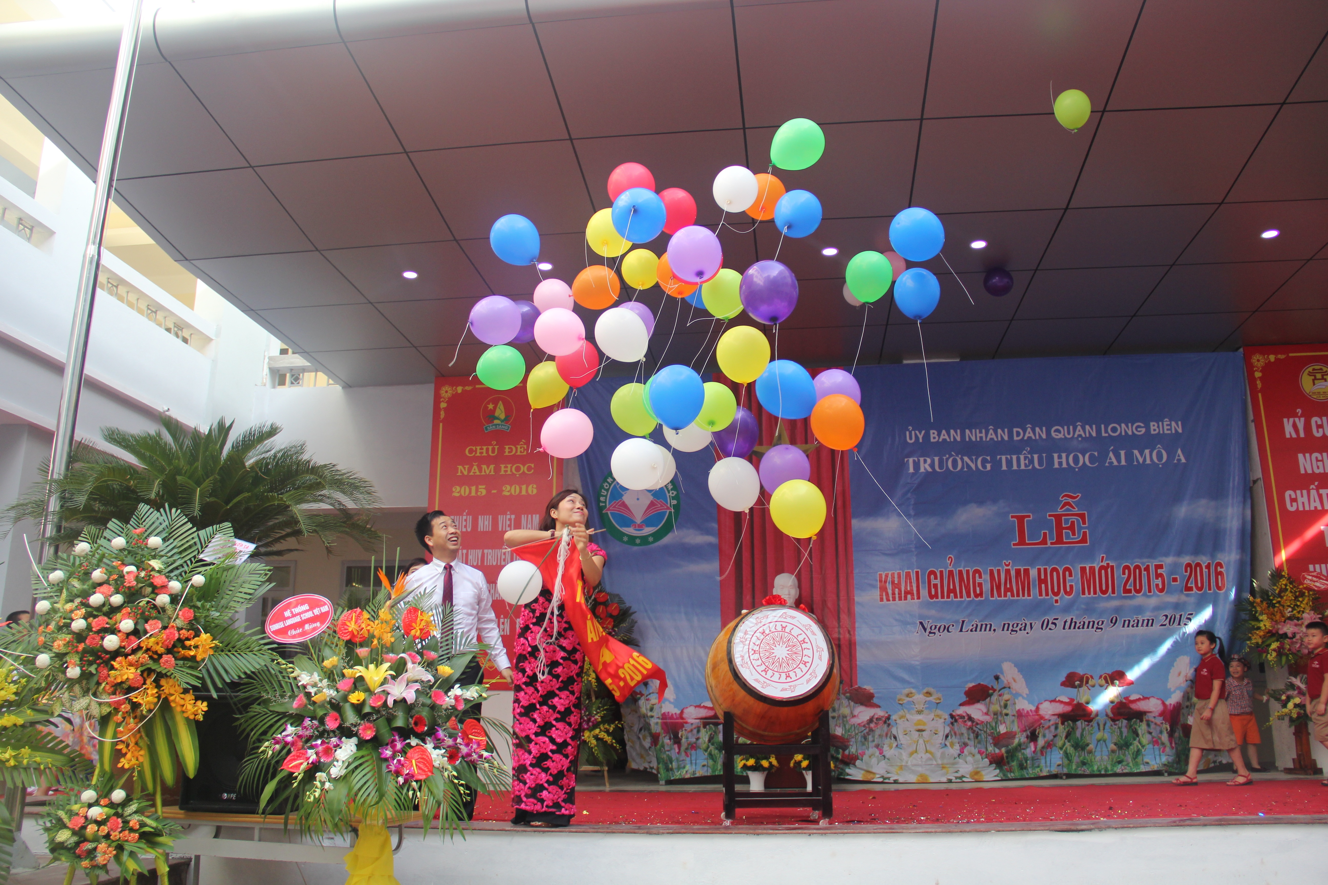 Màn đánh trống và thả bóng bay của đồng chí Nguyễn Thế Tuấn đã khép lại lễ khai giảng năm học mới 2015-2016