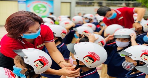 Trường Tiểu học Ái Mộ B hưởng ứng Tháng an toàn giao thông và trao mũ bảo hiểm cho học sinh lớp Một năm học 2020 - 2021
