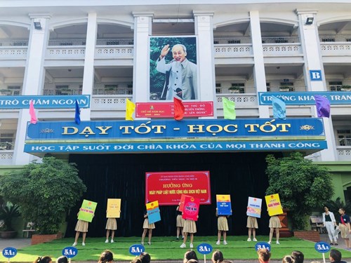 Trường Tiểu học Ái Mộ B hưởng ứng Ngày pháp luật nước Cộng hòa xã hội chủ nghĩa Việt Nam năm 2020