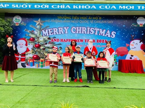 Chương trình “Chào đón Giáng sinh và chúc mừng năm mới 2021” của học sinh Trường tiểu học Ái Mộ B