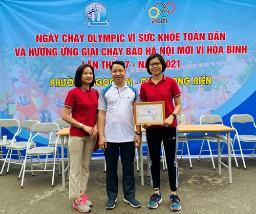 Đoàn viên Chi đoàn giáo viên Trường Tiểu học Ái Mộ B hưởng ứng tham gia chạy Olimpic vì sức khỏe toàn dân và hưởng ứng giải chạy Báo Hà Nội mới lần thứ 47 Vì hòa bình