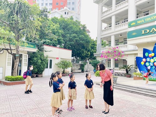 Trường Tiểu học Ái Mộ B Xây dựng và thực hiện văn hóa: “Khoanh tay – Mỉm cười – Cúi chào”