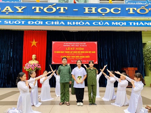 Trường Tiểu học Ái Mộ B long trọng tổ chức Lễ kỷ niệm 75 năm Ngày thành lập Quân đội nhân dân Việt Nam và 73 năm Ngày toàn quốc kháng chiến