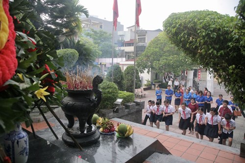 Trường Tiểu học Ái Mộ B tổ chức viếng nghĩa trang liệt sĩ phường Ngọc Lâm