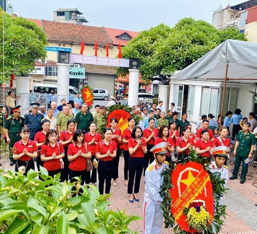  Cán bộ, giáo viên Trường Tiểu học Ái Mộ B thăm viếng Đài tưởng niệm anh hùng liệt sĩ phường Ngọc Lâm