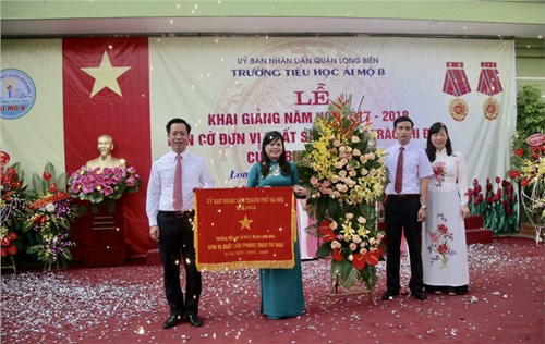 Tưng bừng tổ chức Lễ khai giảng năm học mới 2017 - 2018 và đón Cờ đơn vị xuất sắc trong phong trào thi đua của UBND Thành phố Hà Nội