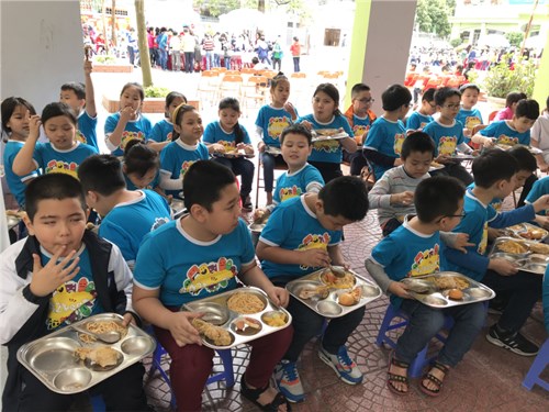 Trường Tiểu học Ái Mộ B tổ chức ăn Bufet cho học sinh