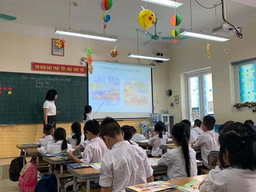 Thi giáo viên dạy giỏi môn Tiếng Việt lớp 1 cấp trường